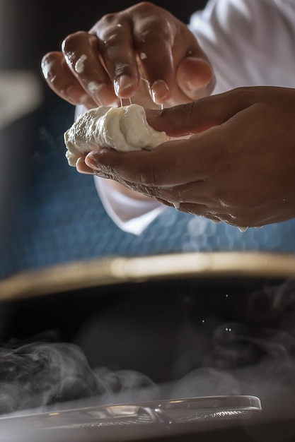 Chef pregătind ingrediente